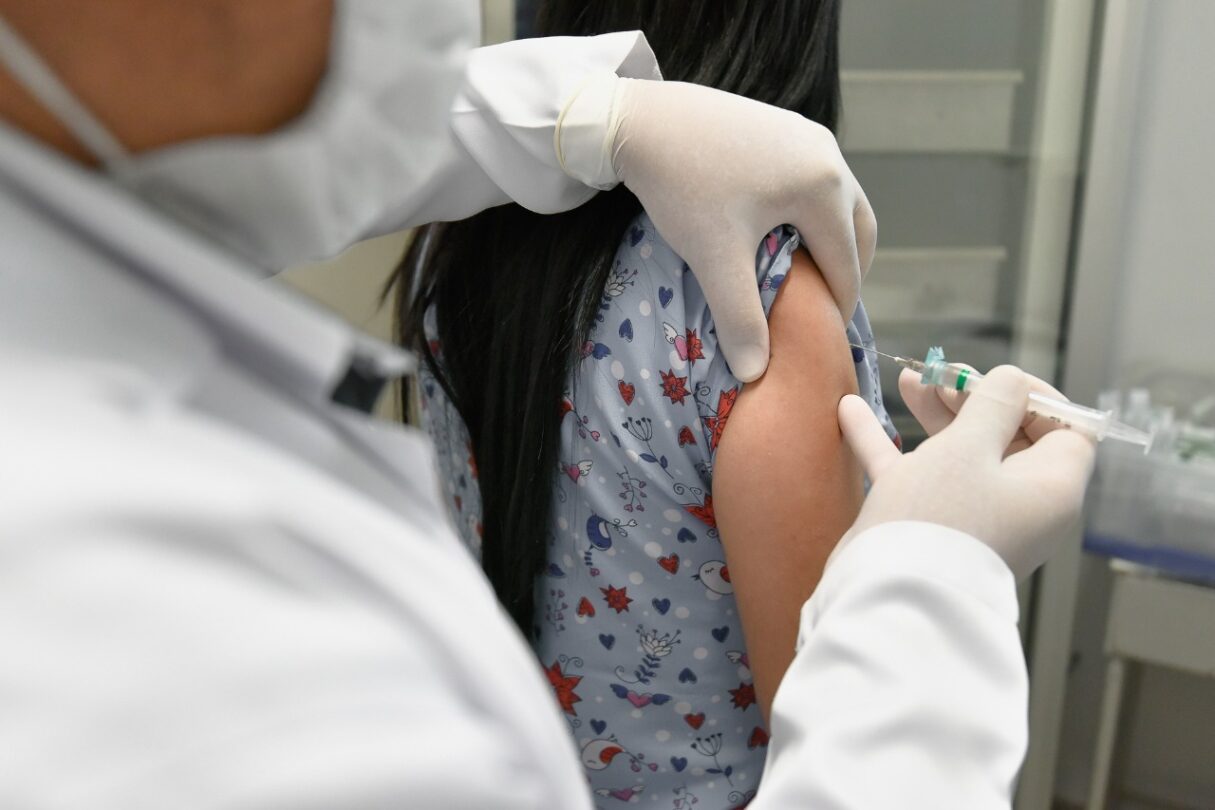 Imagem de uma vacinação sendo feita