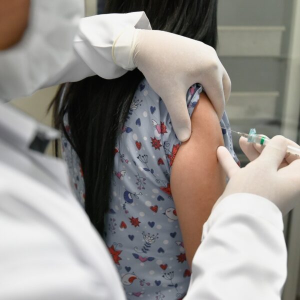 Imagem de uma vacinação sendo feita