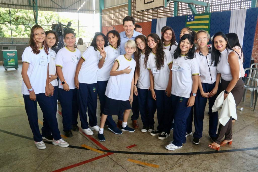 Vice-governador Daniel Vilela entrega kits de material escolar