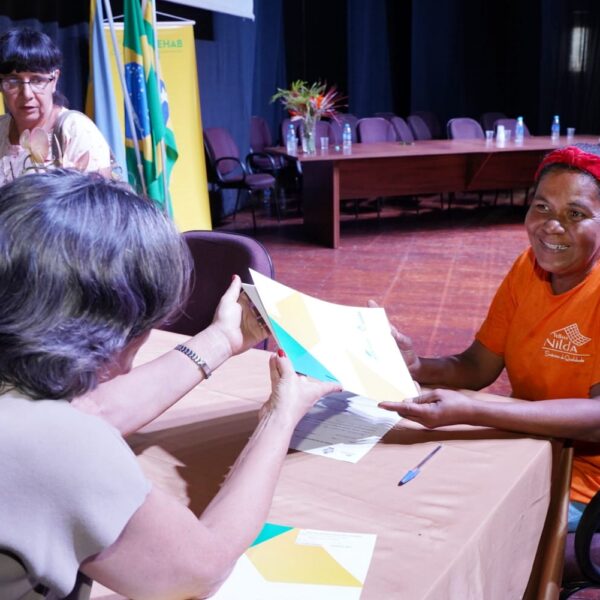 Cadastradores em reunião com moradores para regularização de imóveis em Goiânia
