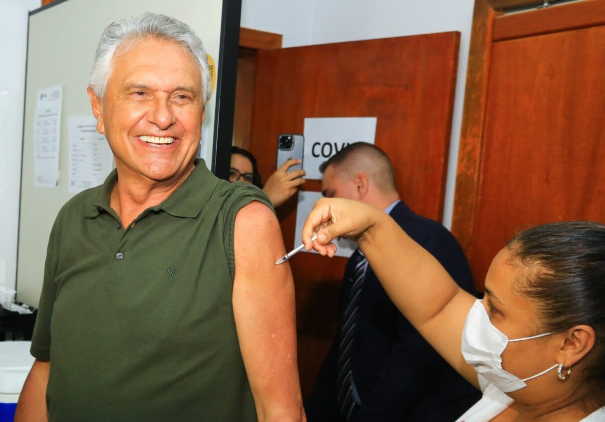 Ao tomar vacina bivalente contra Covid-19, Caiado pede que goianos se imunizem