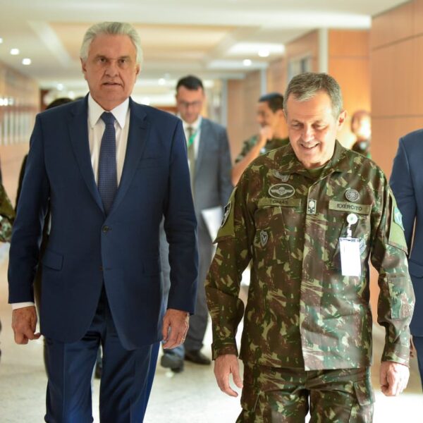 Governador com comandante do Exército: entrega do projeto de duplicação da GO-213
