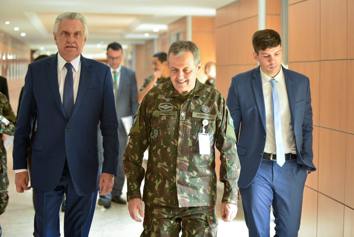 Governador com comandante do Exército: entrega do projeto de duplicação da GO-213