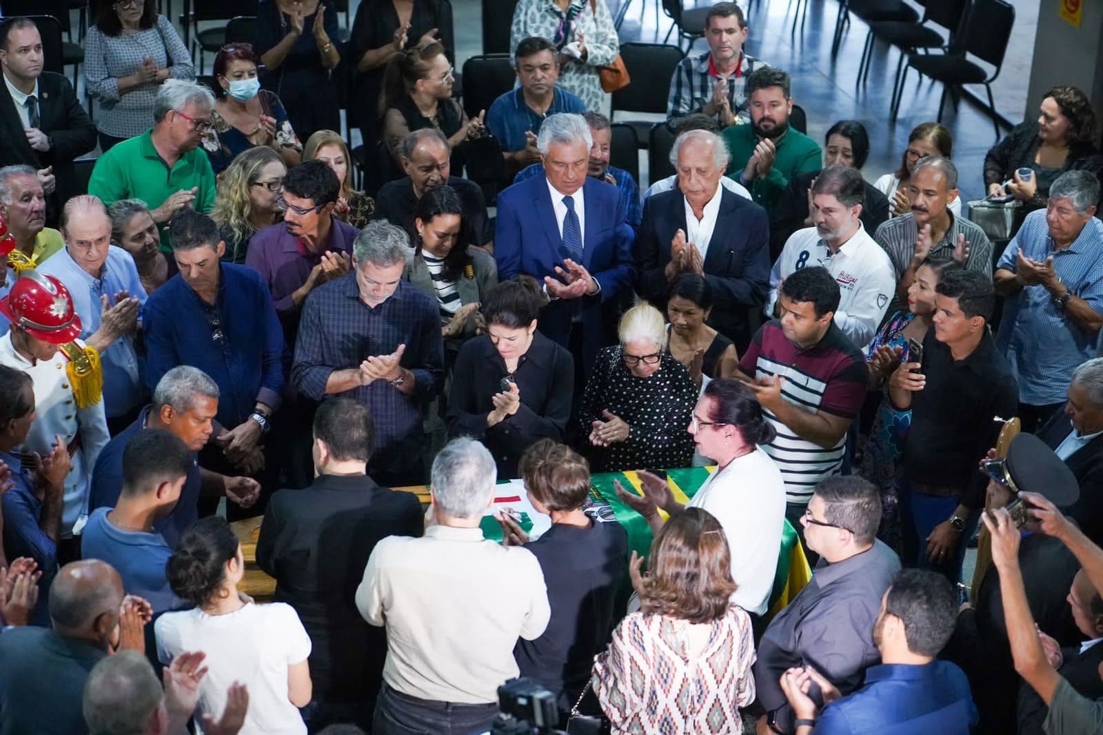 MidiaNews  Velório de Cristiano Araújo reúne 30 mil; governador decreta 3  dias de luto
