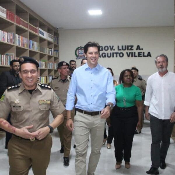 Daniel Vilela inaugura biblioteca de colégio