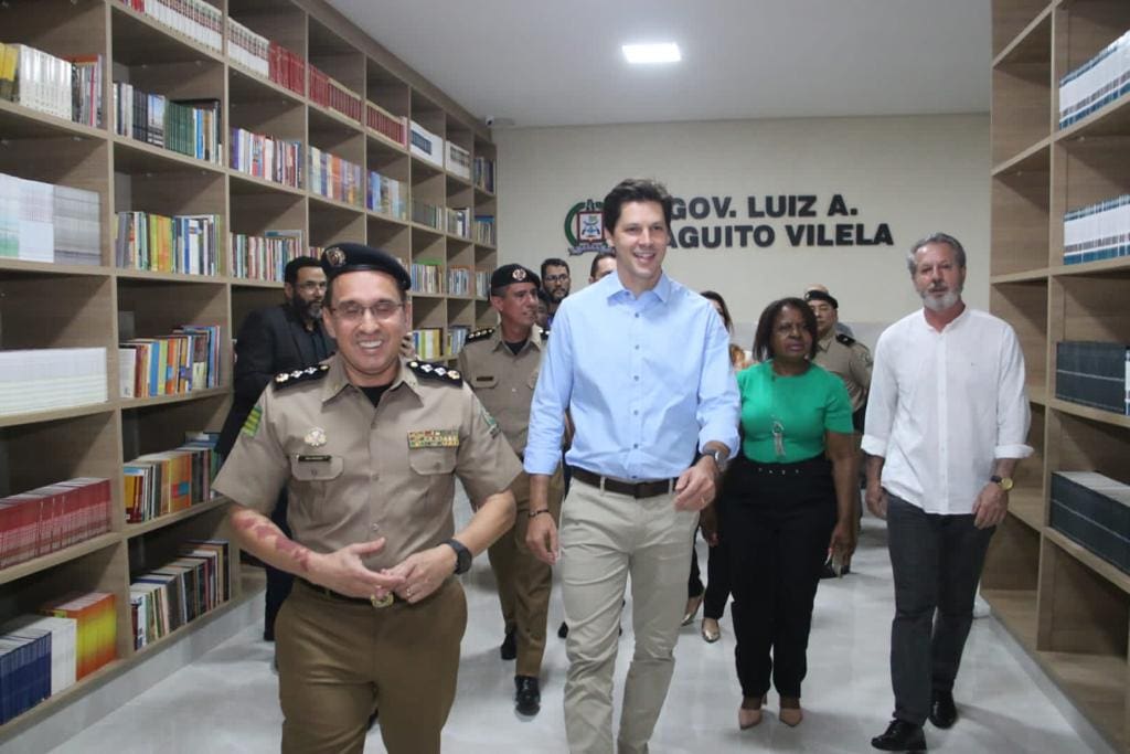 Daniel Vilela inaugura biblioteca de colégio