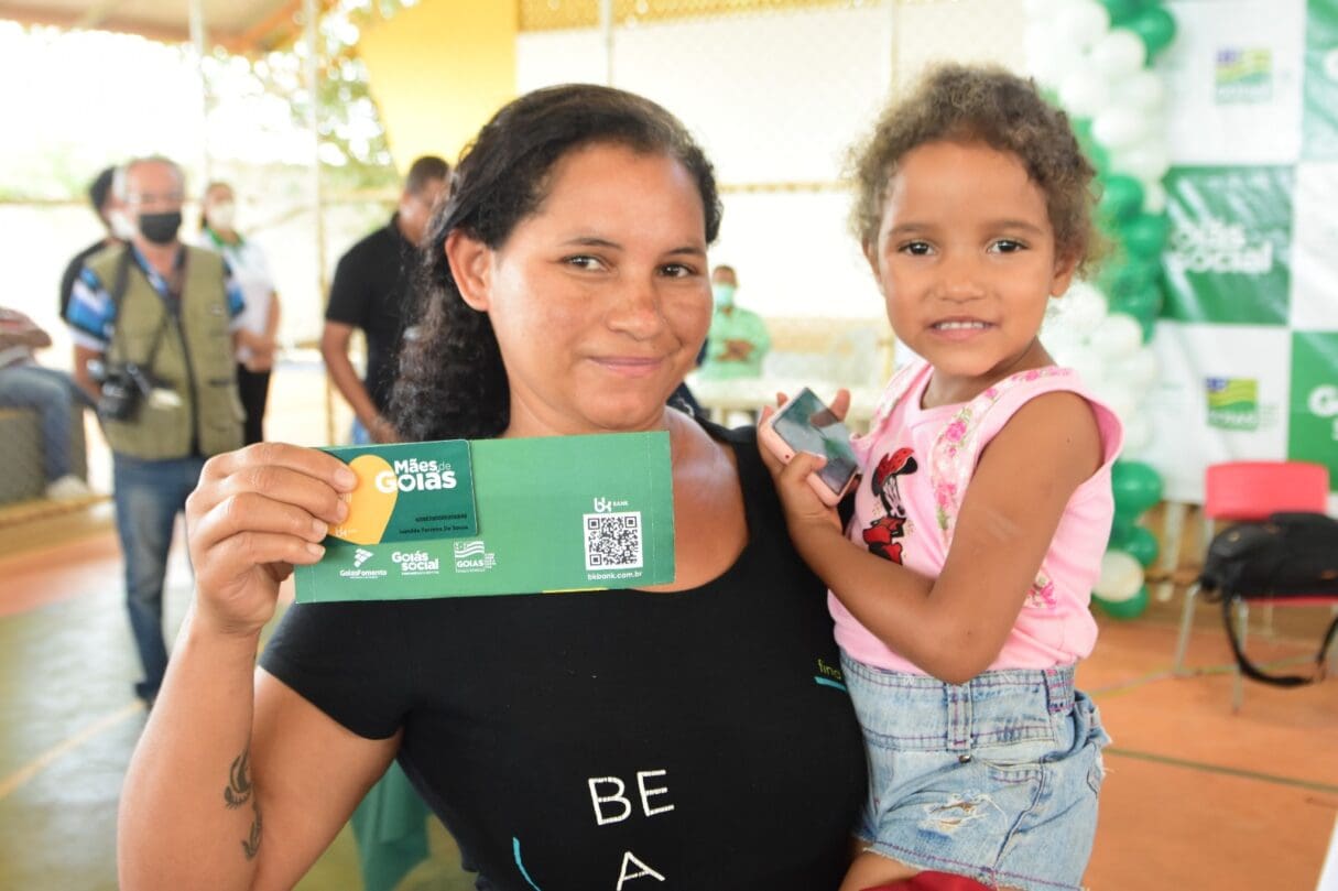 Mulher com cartão do Mães de Goiás. Famílias precisam fazer atualização cadastro no Cadúnico para receber benefícios