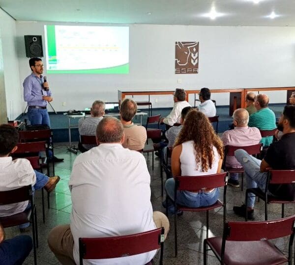 Reunião na Agrodefesa alerta sobre cuidados após retirada da vacina contra aftosa