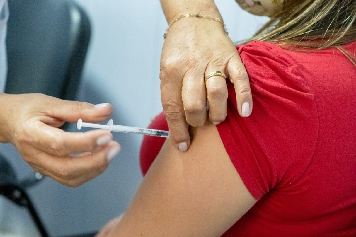 SES convoca população a atualizar vacinas contra Covid-19 antes do Carnaval