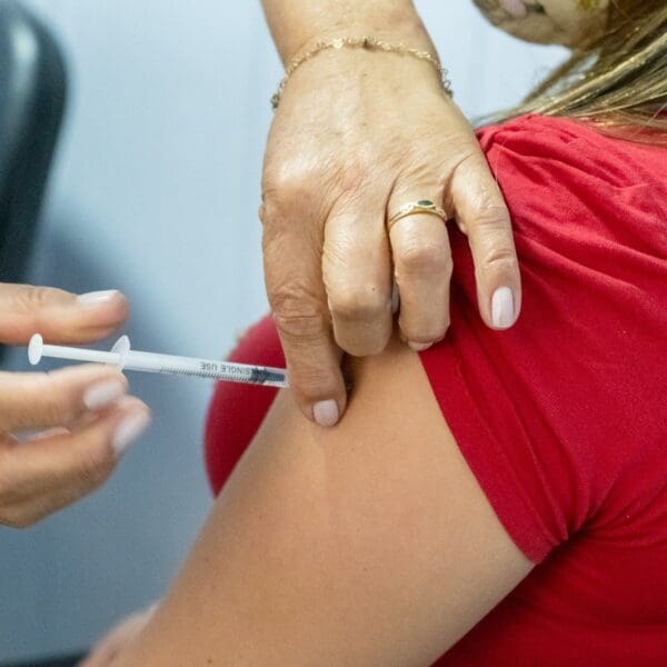 SES convoca população a atualizar vacinas contra Covid-19 antes do Carnaval