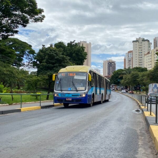 ônibus no Eixo Anhanguera, que está entre as melhorias no transporte público que estão sendo promovidas pelo governo