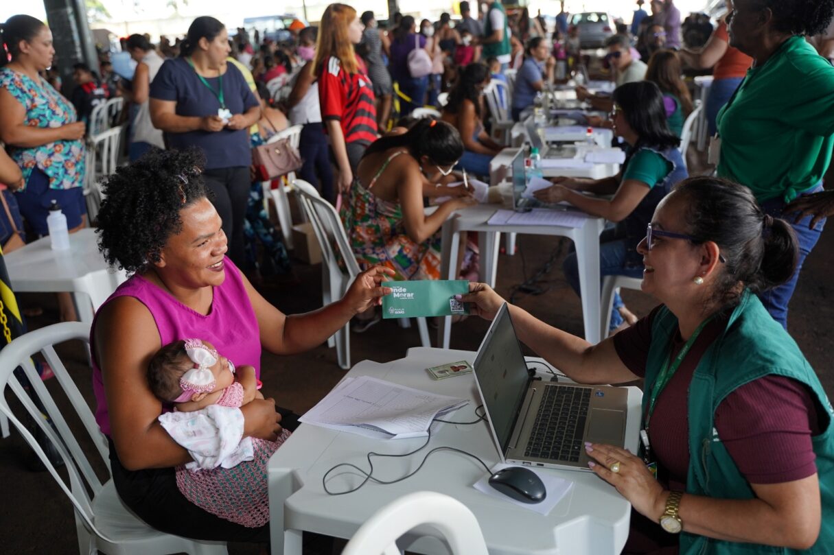 Famílias de Rio Verde recebem cartões do Aluguel Social