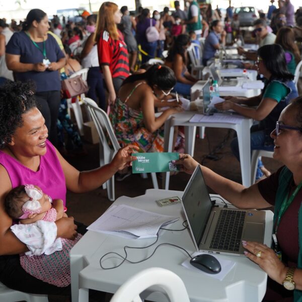 Famílias de Rio Verde recebem cartões do Aluguel Social