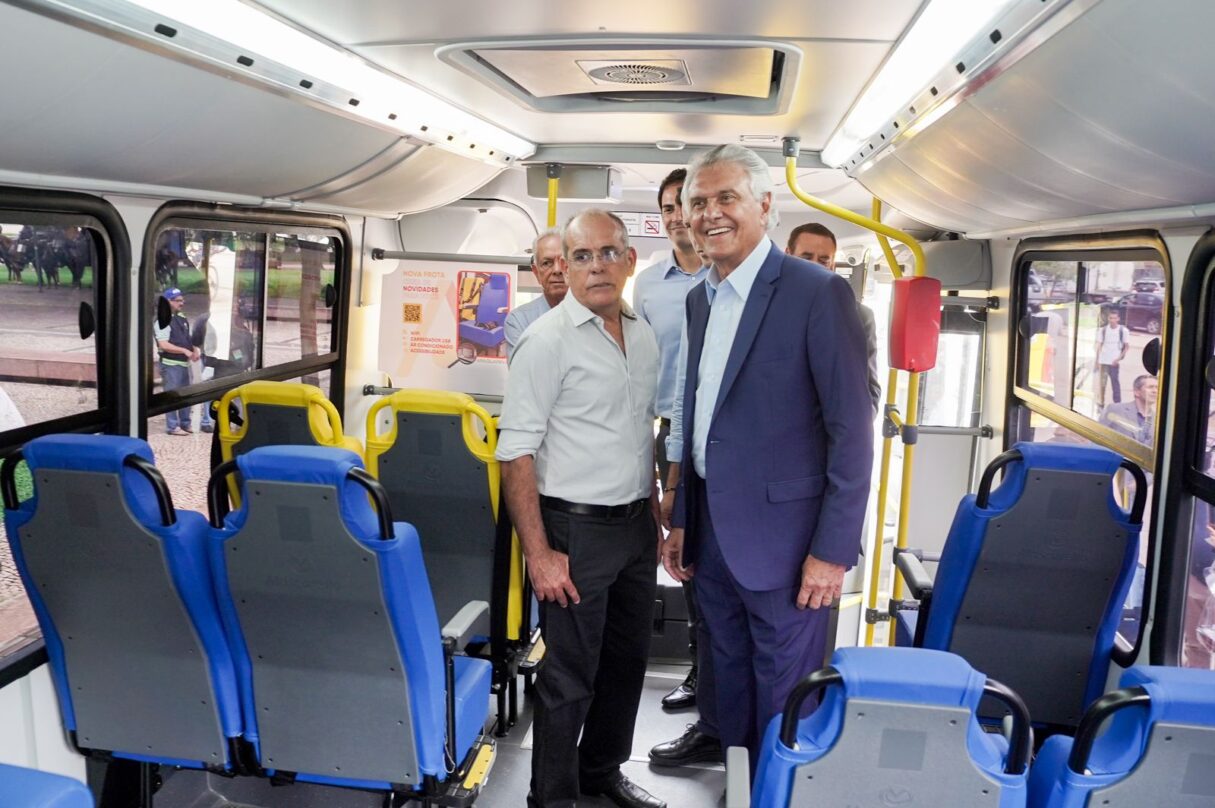 Caiado vistoria novos ônibus que vão atender linhas entre municípios