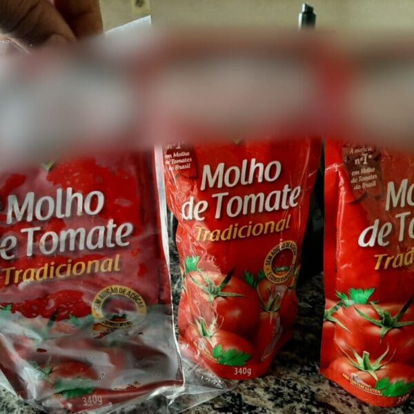 Decon investiga objetos estranhos em sachês de molho de tomate