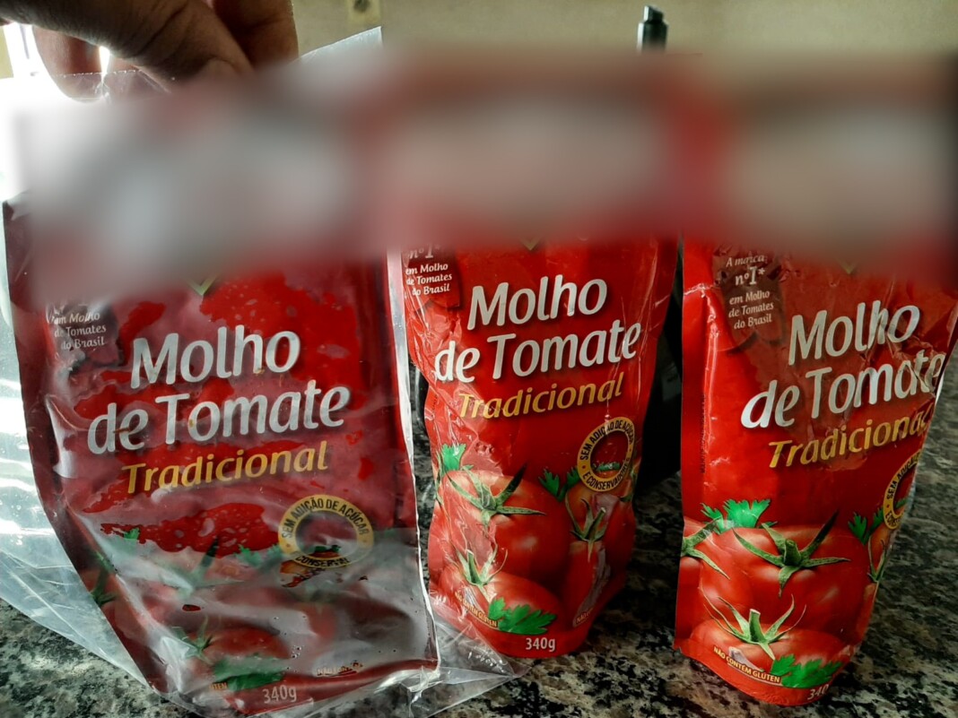Decon investiga objetos estranhos em sachês de molho de tomate