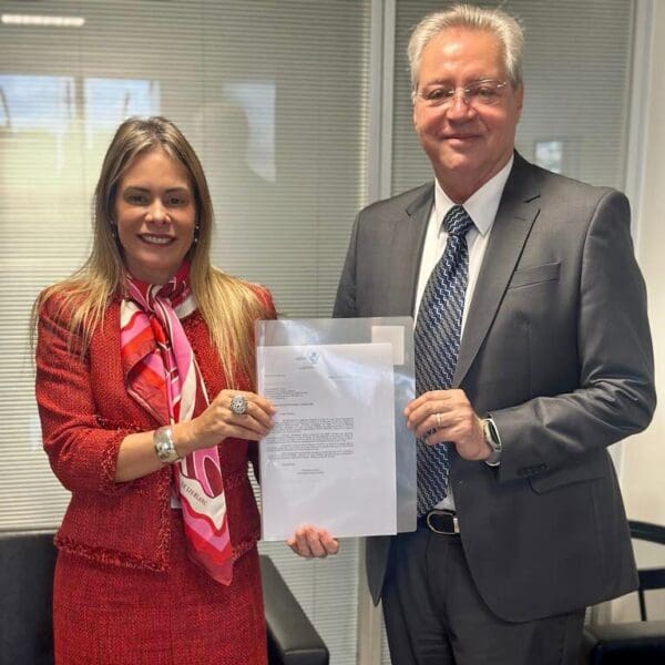 Secretária da Economia e conselheiro do TCE - entrega do balanço geral do estado de goiás 2022