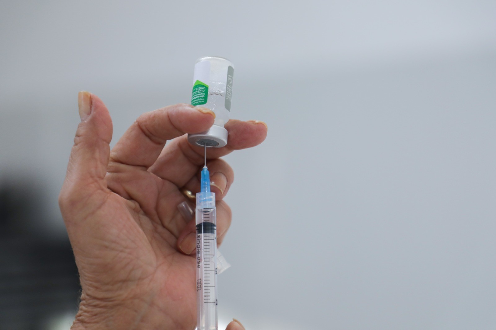 Governo de Goiás leva vacinação contra gripe a abrigos de idosos