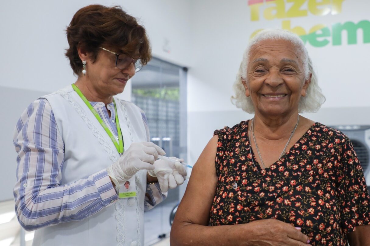 Governo de Goiás leva vacinação contra gripe a abrigos de idosos