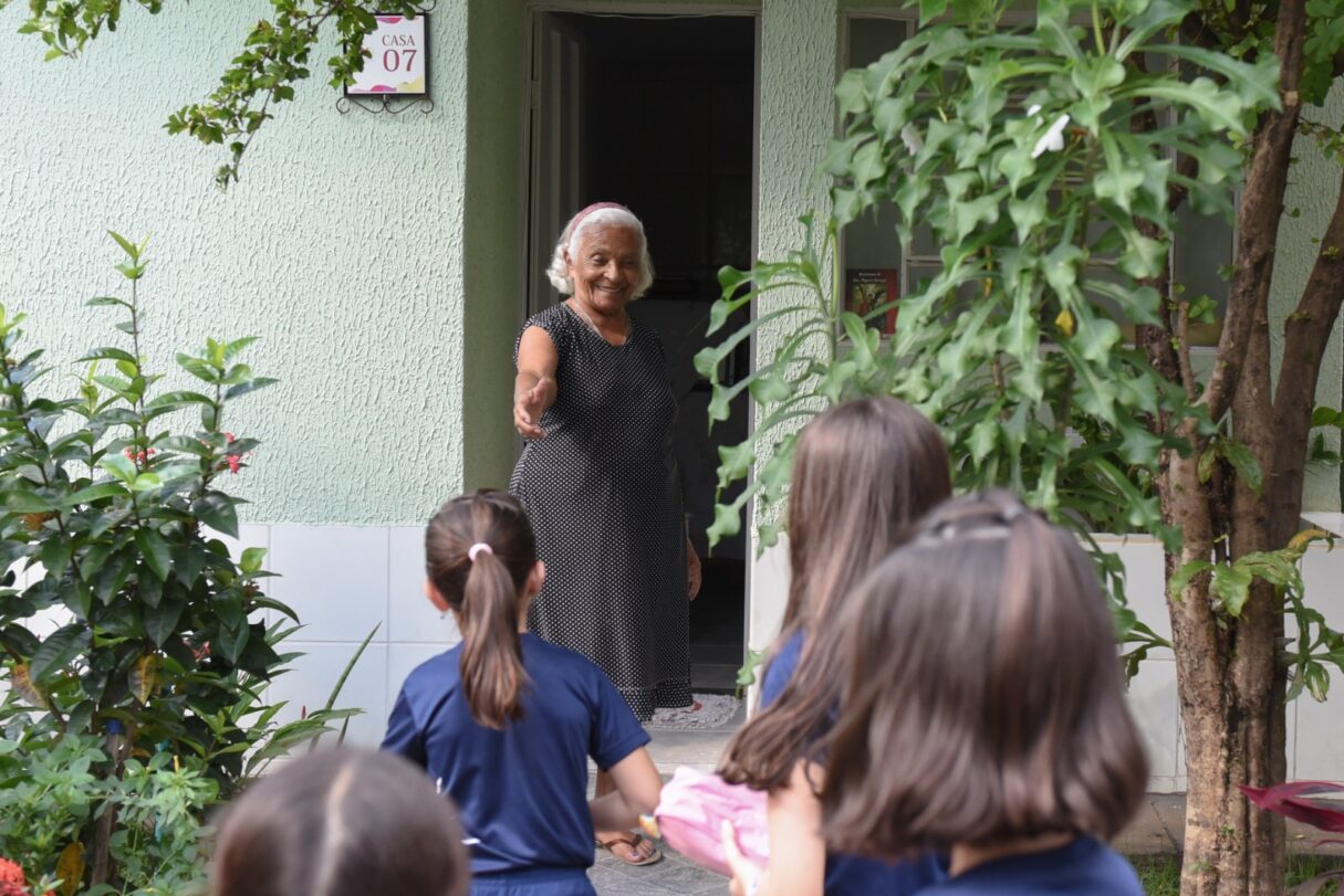 Dona Anita, na Vila Vida, participou do encontro de gerações