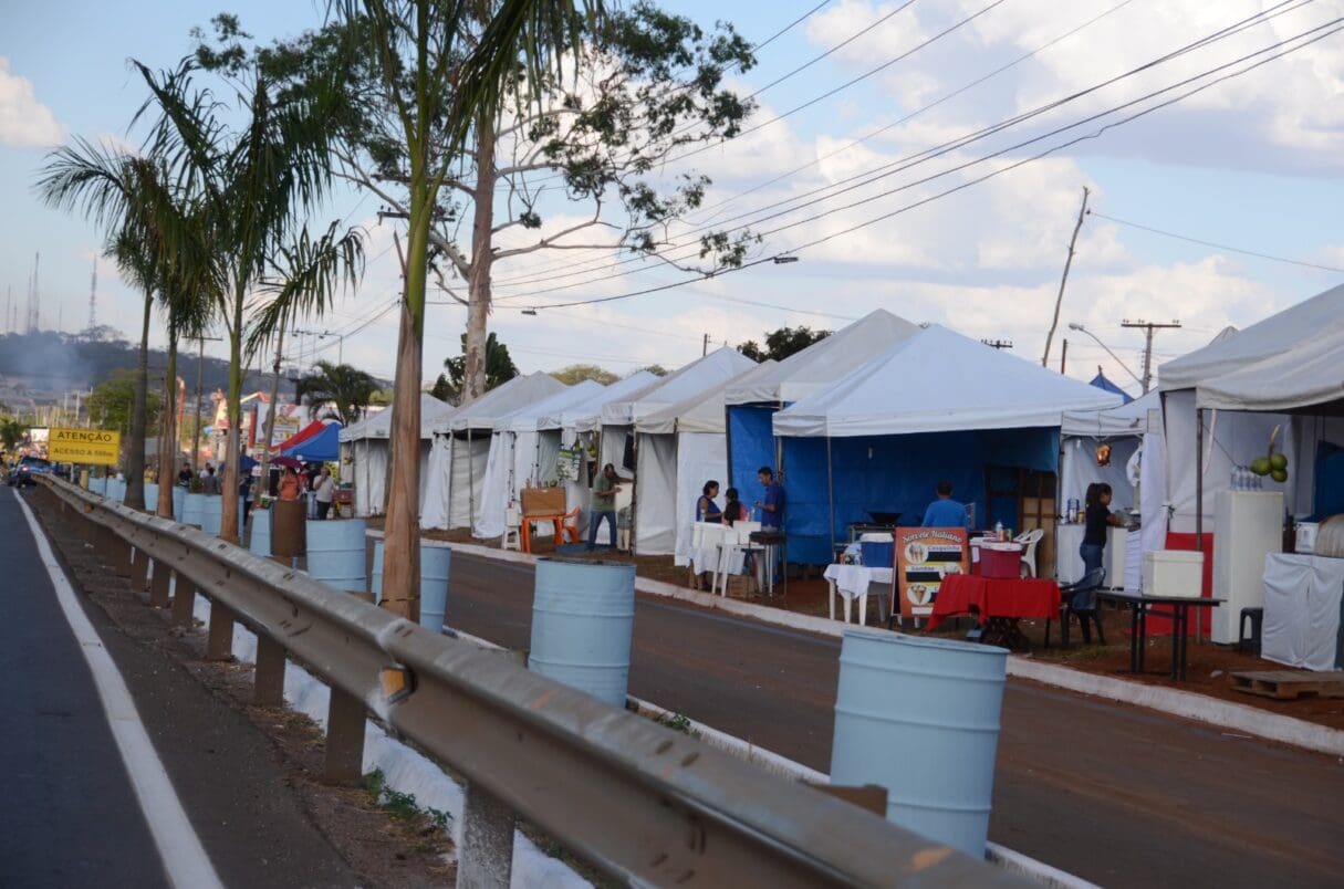 barracas na rodovia dos romeiros. Goinfra abre inscricões para interessados em barracas