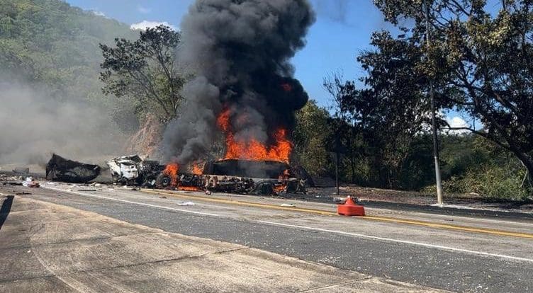 Bombeiros atuam em acidente com carreta de combustível em Minaçu