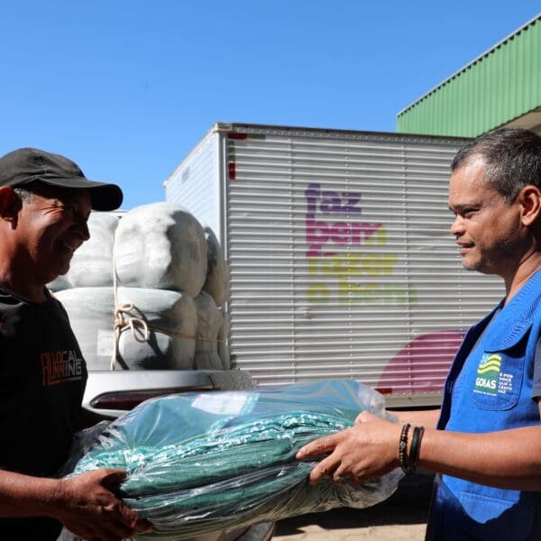 Entrega de cobertores da Campanha Aquecendo Vidas