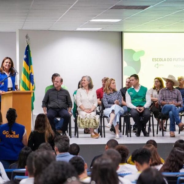 Escola do Futuro em Santo Antônio do Descoberto tem novos laboratórios