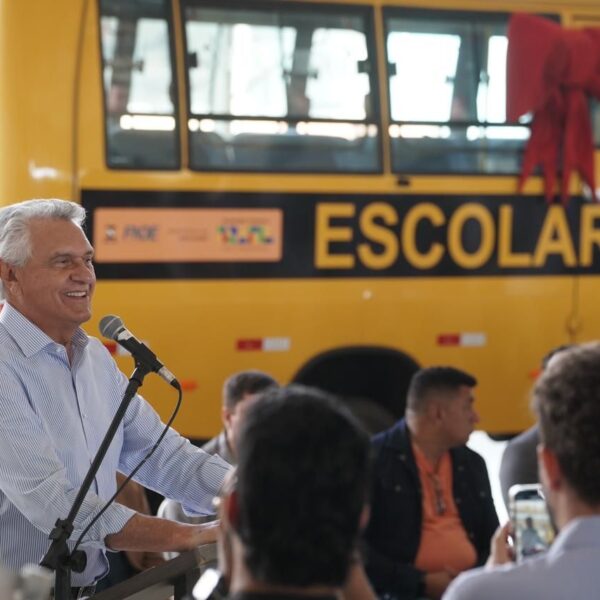 Caiado entrega 59 novos ônibus escolares para municípios