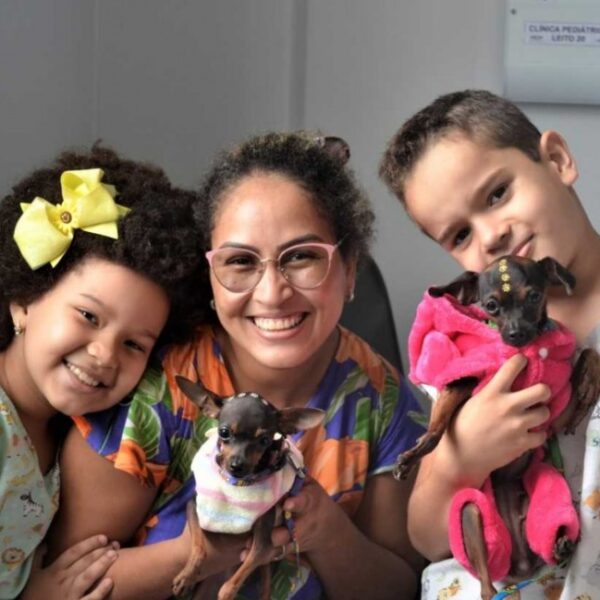 Crianças com cachorros na pet terapia do HCN