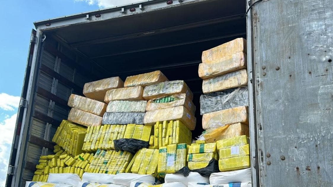 PM apreende maconha - droga estava escondida em fundo falso do caminhão