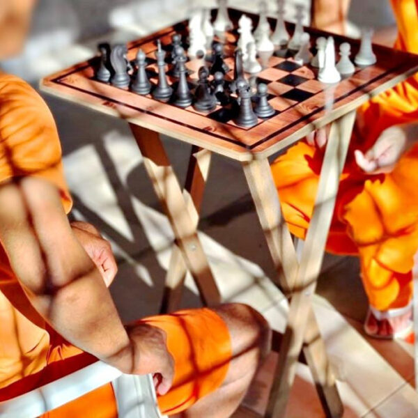 Detentos aprendem a jogar xadrez, dentro do projeto Xeque-mate no crime