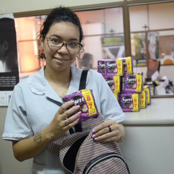 Dignidade Menstrual entrega mais de 44 mil pacotes de absorventes a mulheres