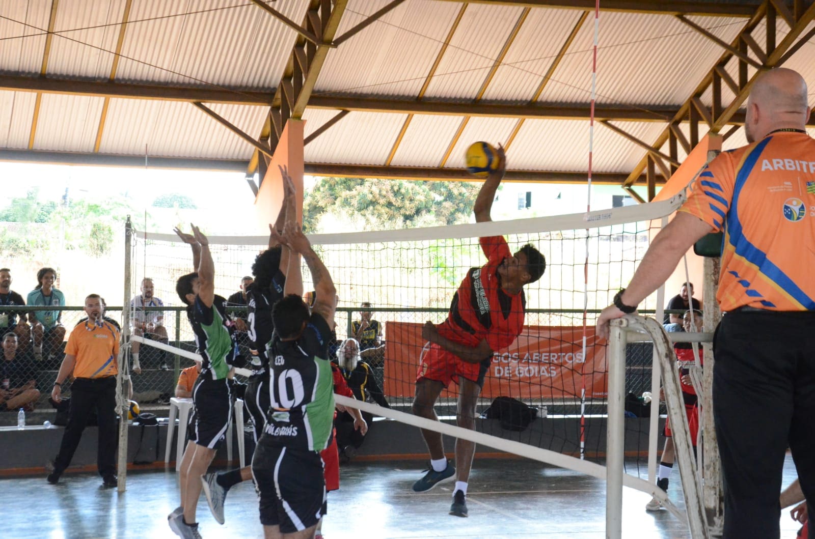 durante o jogo de vôlei as equipes etapa em 2 a 2 será disputado o quinto e  o último para saber qual 