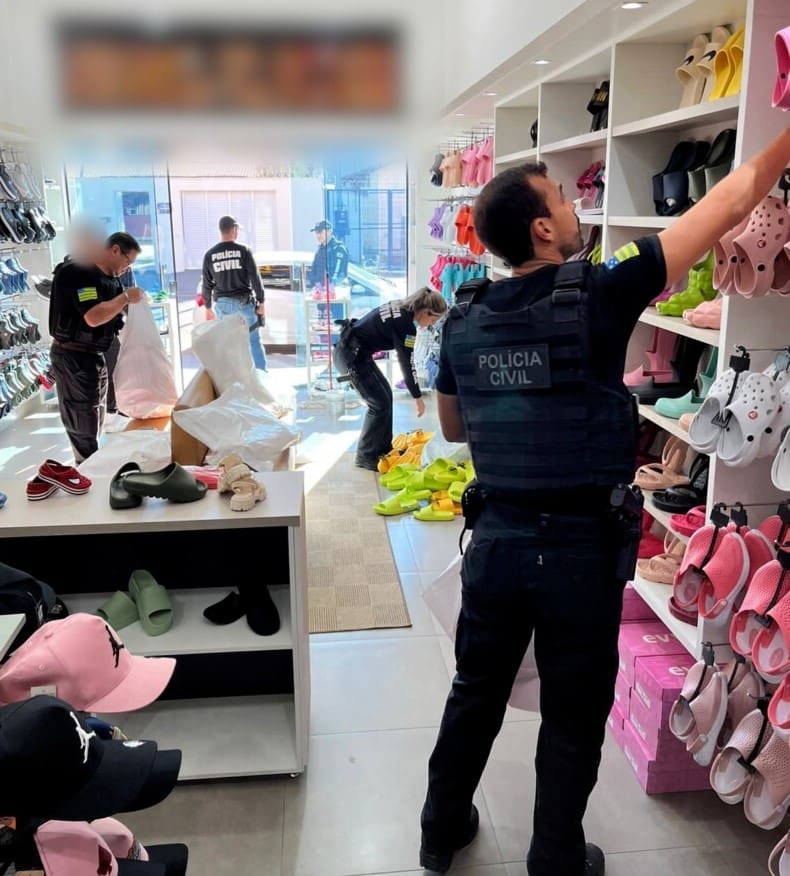 Polícia Civil apreende 2 mil pares de sapatos em Caldas Novas