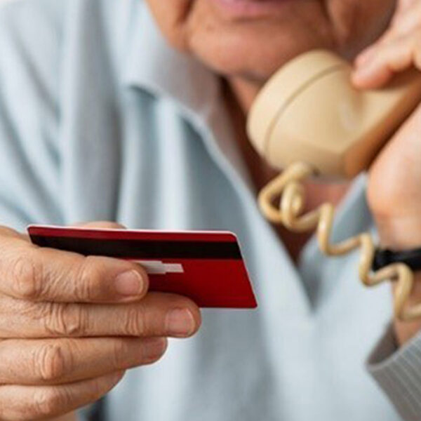 Caiado sanciona lei que proíbe oferecimento de empréstimos por telefone a idosos
