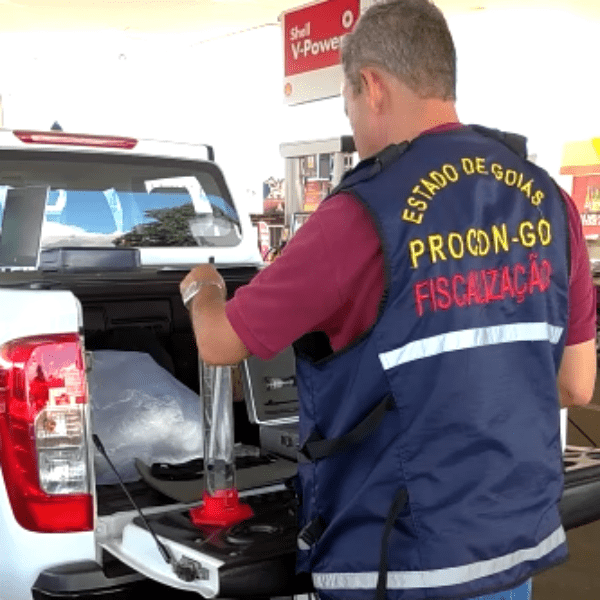 Procon notifica posto de combustíveis em Goinésia