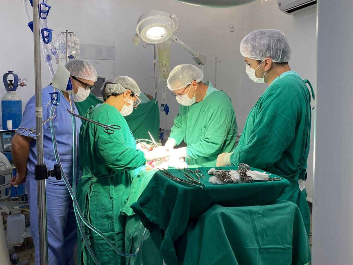 Equipe médica realizando captação de órgãos