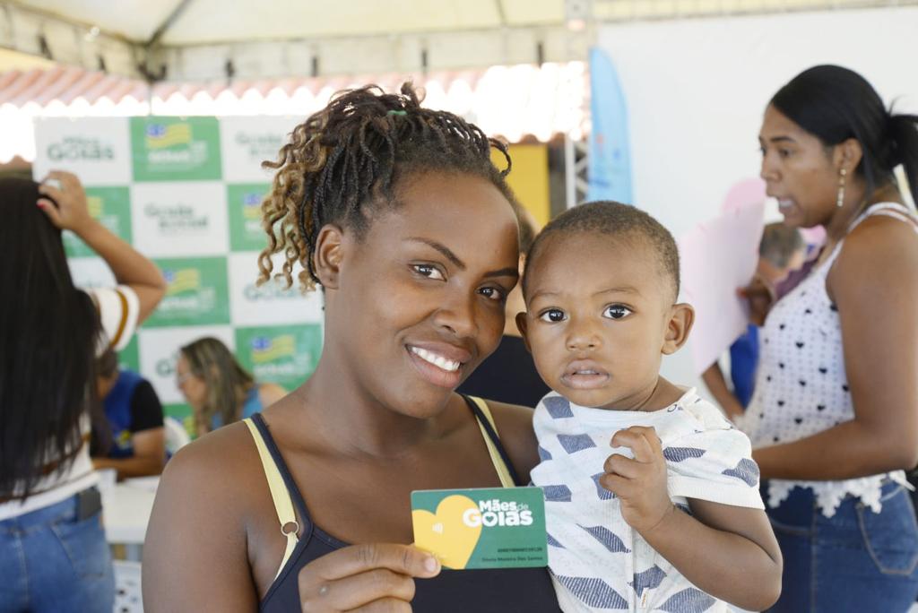 Goiás Social entrega mais de 4 mil cartões do Mães de Goiás e Dignidade em dois meses