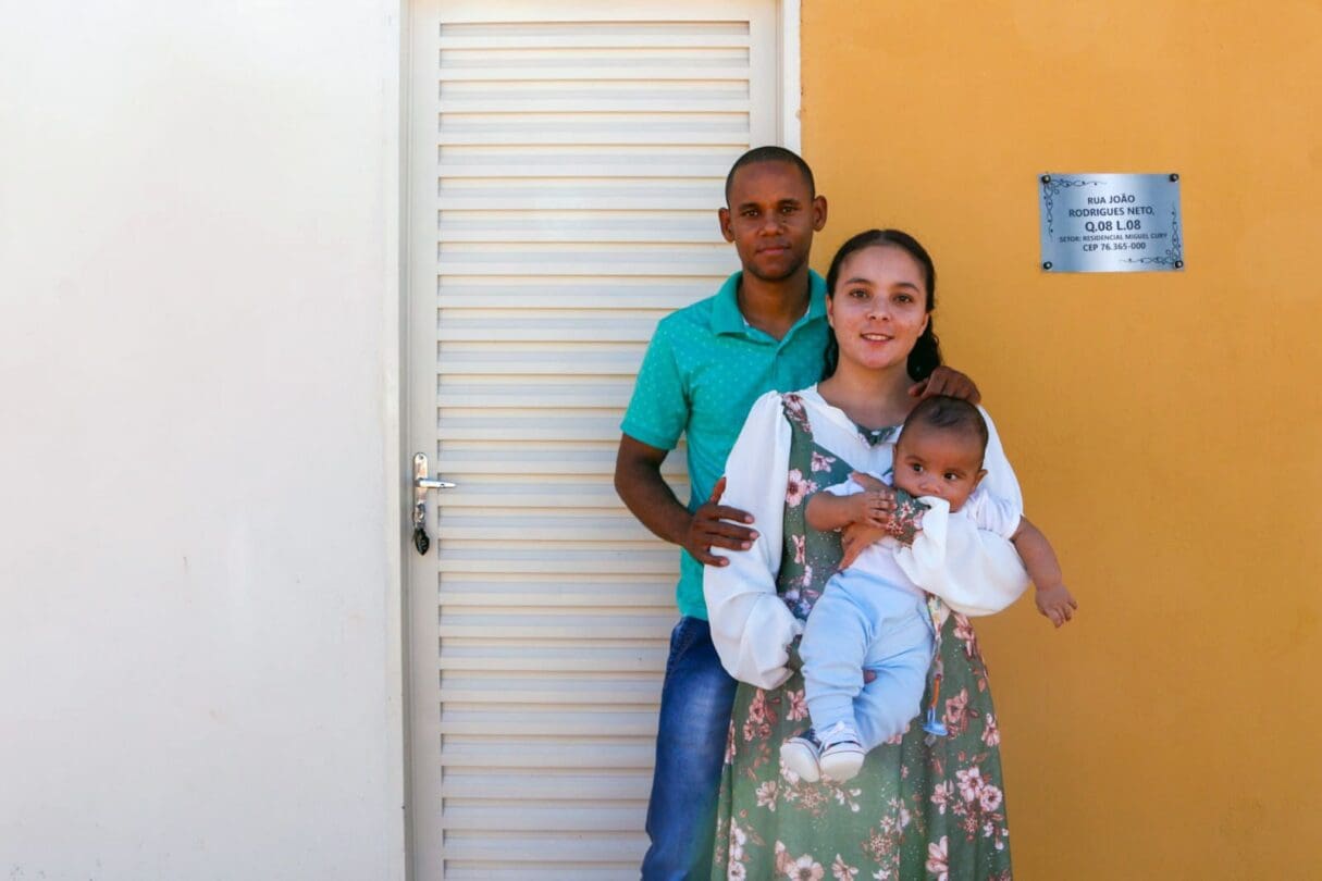 Agehab entrega 100 casas populares em São Luiz do Norte