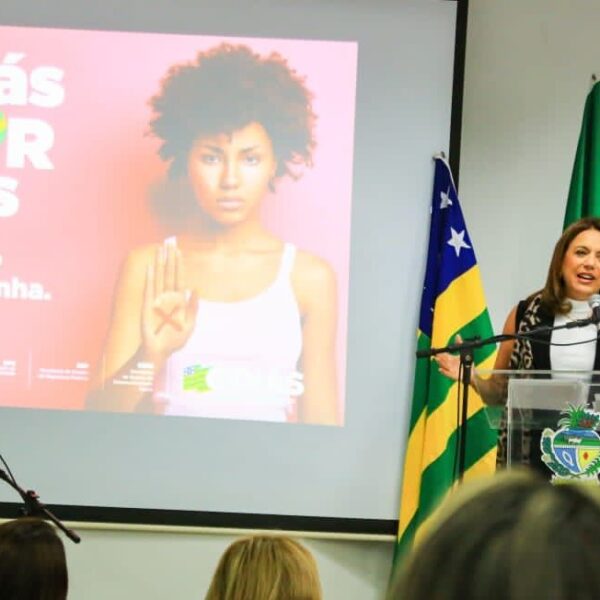 Vítimas de violência doméstica recebem cartões do Goiás por Elas