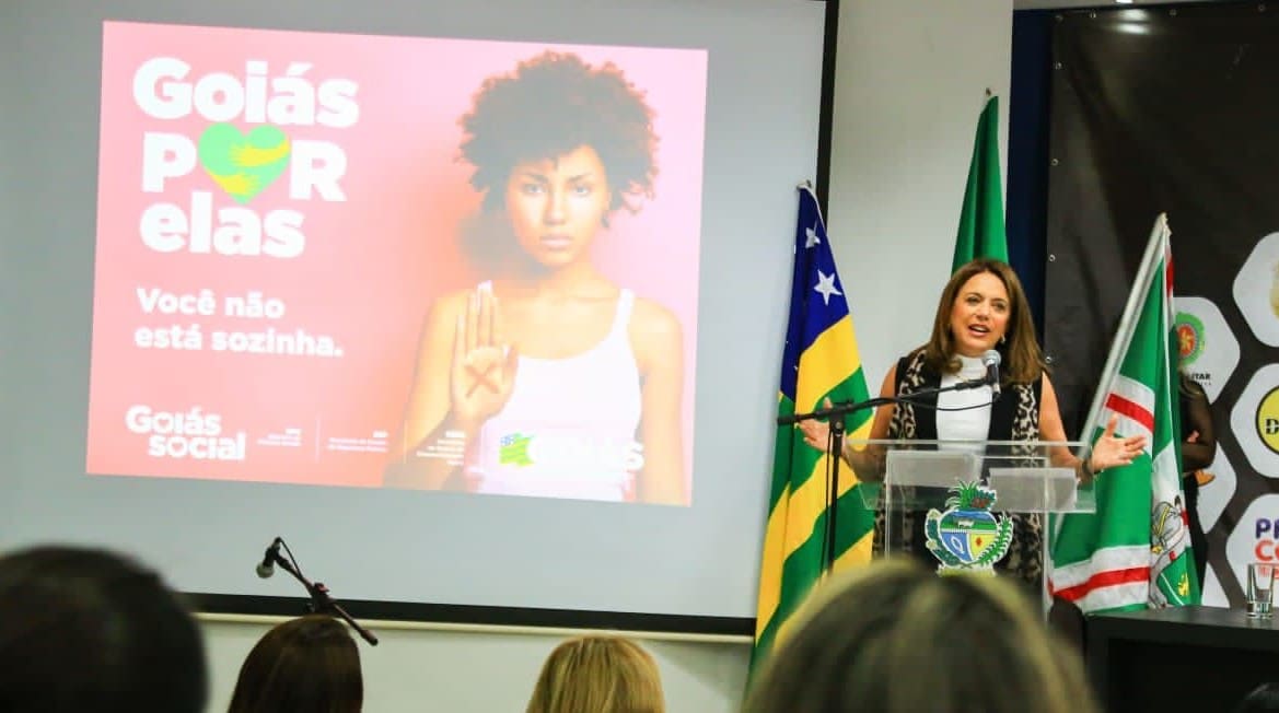 Vítimas de violência doméstica recebem cartões do Goiás por Elas