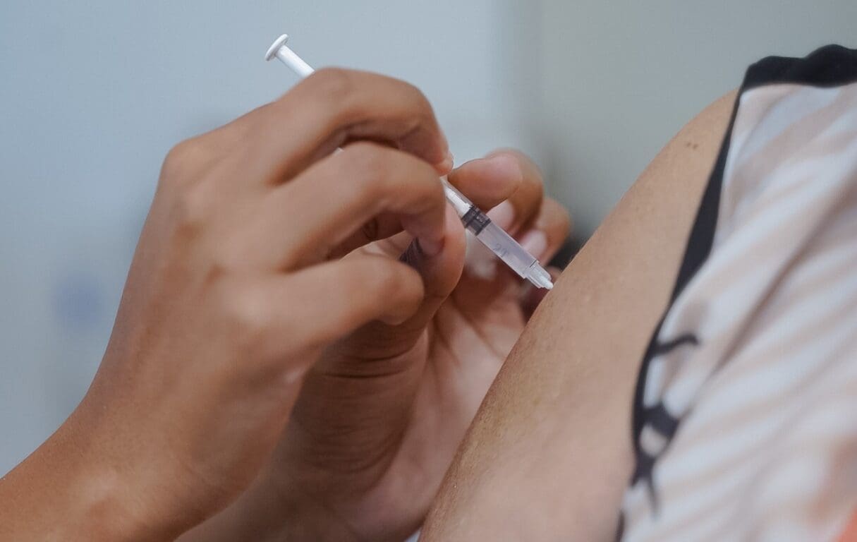 Saúde convoca população a tomar a vacina bivalente contra Covid-19
