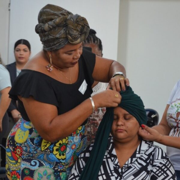 Mulheres quilombolas ensinam penteados com lenços a pacientes oncológicas do HCN