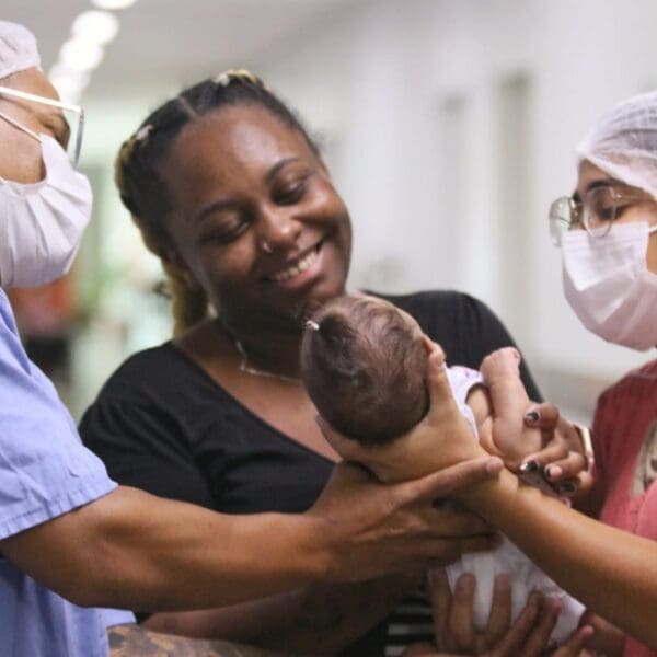 Fisioterapeuta do Hecad adota criança com anomalia genética internada na unidade