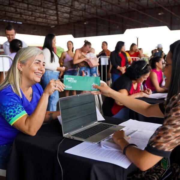 Agehab entrega cartões do Aluguel Social em Trindade