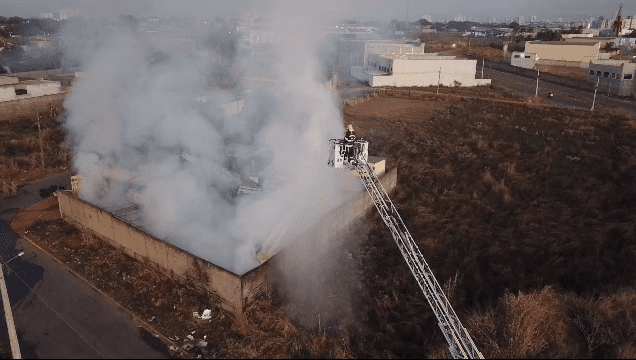 Bombeiros controlam incêndio em depósito de madeira em Aparecida