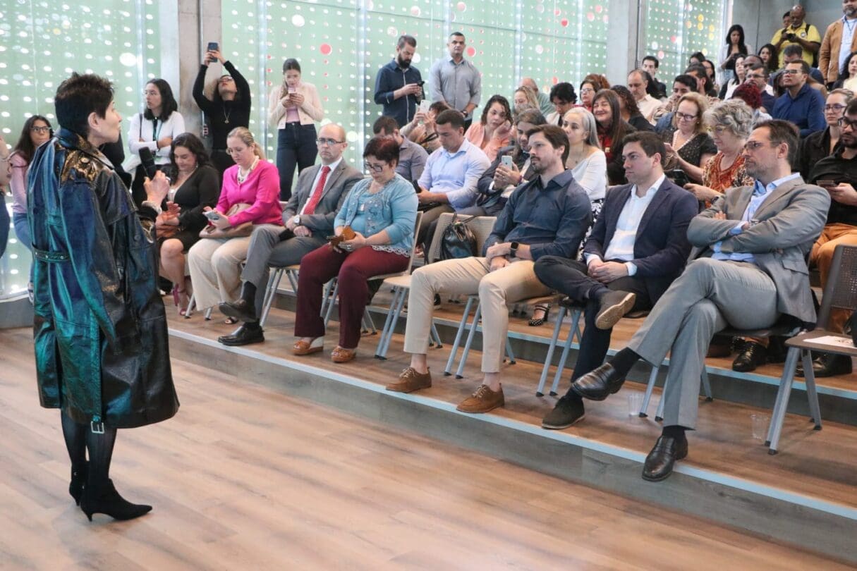 Professora de Harvard no lançamento de programa que será implantado nas Escolas do Futuro de Goiás