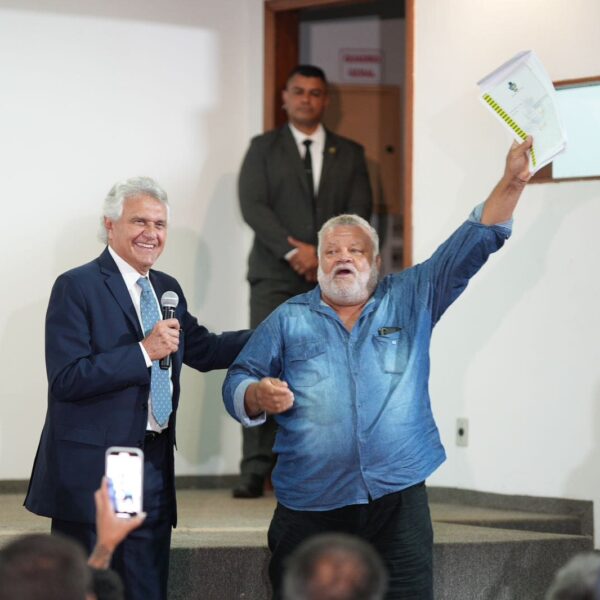 Governo de Goiás entrega títulos de domínio de terras e outorgas da água