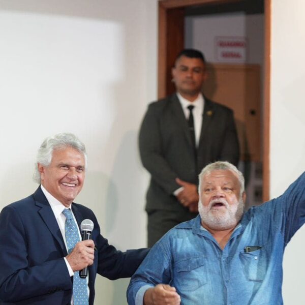 Governo de Goiás regulariza propriedade de 65,7 mil hectares de terras - Caiado entregando título à agricultor